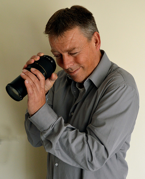 Foto van Eduard van den Hoff die door een camera kijkt